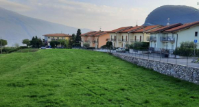 Carlino Appartamento giardino e piscina by Garda Domus Mea, Pieve Di Cadore